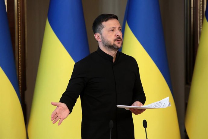 Archivo - Arquivo - 13 de maio de 2025, Ucrânia, Kiev: O presidente ucraniano Volodymyr Zelensky fala durante uma coletiva de imprensa. Foto: -/Ukrinform/dpa