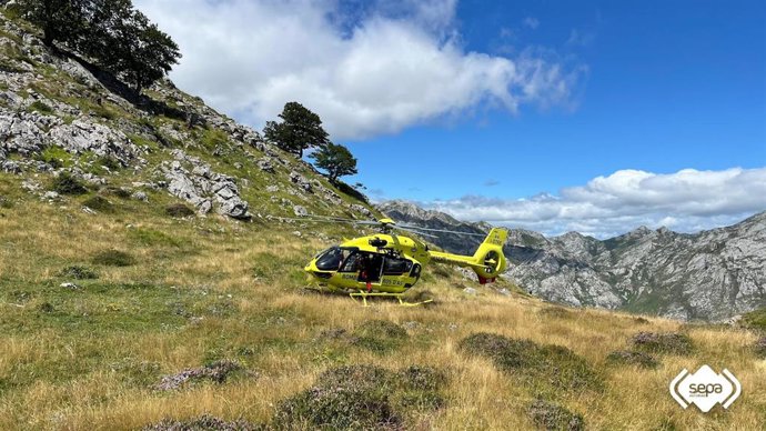Helicóptero del Servicio de Emergencias del Principado de Asturias (SEPA) durante el rescate en Cabrales.