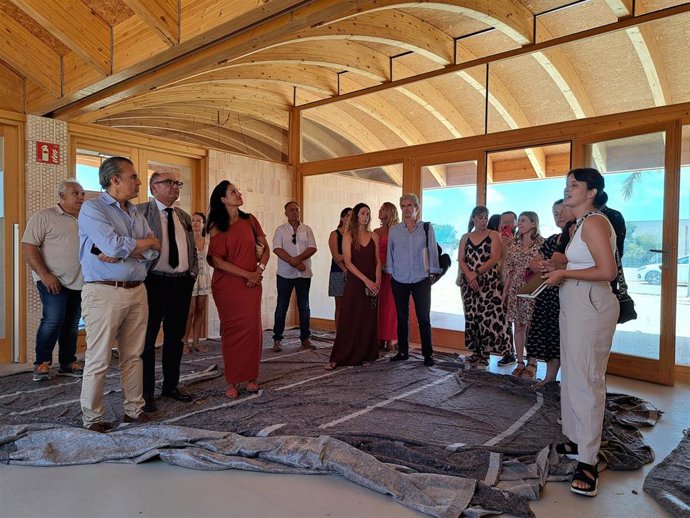 El conseller de Educación, Antoni Vera, visita la futura 'escoleta' de Muro.