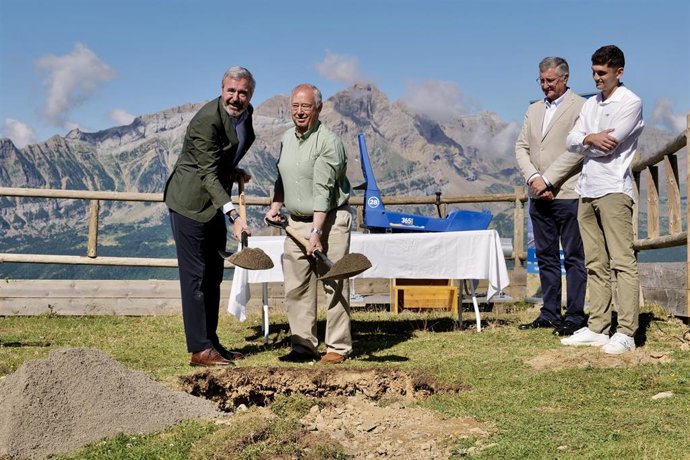 El presidente del Gobierno de Aragón, Jorge Azcón, y el alcalde de Panticosa, Jesús María Úriz, ponen la primera piedra del tobogán de la estación de esquí.