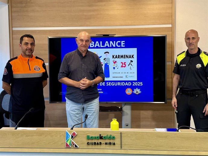 Concejal de Seguridad Ciudadana de Barakaldo, Ángel Madrazo junto a Egoitz Calderón, Jefe de la Policía Local y José Antonio García, responsable de voluntarios de Protección Civil de Barakaldo