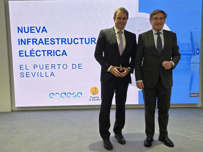 El director de Endesa en Andalucía, Extremadura, Ceuta y Melilla, Rafael Sánchez Durán; y el presidente de la Autoridad Portuaria de Sevilla, Rafael Carmona