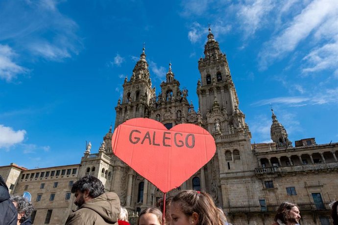 Archivo - Un cartel de protesta durante una manifestación por la situación de la lengua gallega, a 23 de febrero de 2025, en Santiago de Compostela, A Coruña, Galicia (España). La manifestación, convocada el Día de Rosalía, sale de la Alameda de Santiago 