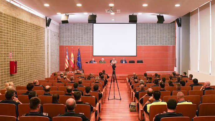 La Generalitat forma a policías locales para actuar con eficacia ante delitos de usurpación ilegal de vivienda