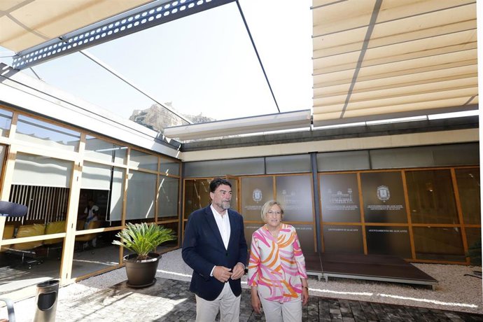 Archivo - El alcalde de Alicante, Luis Barcala (i), y la portavoz del PSPV en el Ayuntamiento, Ana Barceló (d), en una imagen de archivo