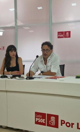 Los miembros de la Ejecutiva Provincial del PSOE en León Miguel Ángel Sánchez Sánchez y Lucía de Castro Revuelta, en la sede del partido.