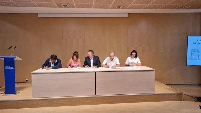 El  presidente de la Diputación de Zamora, Javier Faúndez, firma los convenios con algunos de los alcaldes de los municipios beneficiarios de las ayudas.