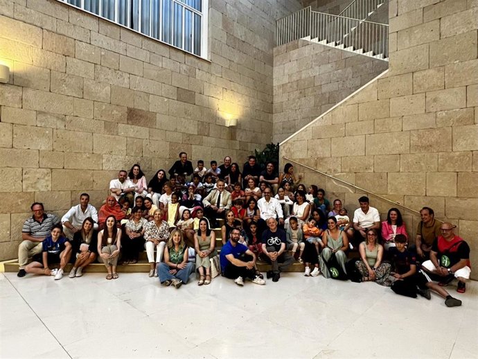 El Ayuntamiento recibe a los 24 niños y niñas saharauis de la nueva edición del programa 'Vacaciones en paz'