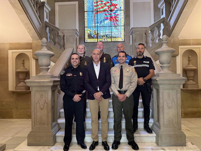 El alcalde de León, José Antonio Diez, en la recepción a los participantes del programa Star-IPE en el Ayuntamiento de San Marcelo.