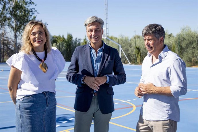 El delegado de Infraestructuras, Sostenibilidad y Medio Ambiente, Andrés Lorite (centro), en su visita a las instalaciones deportivas de la barriada rural Vereda del Cerro Macho en Montilla.