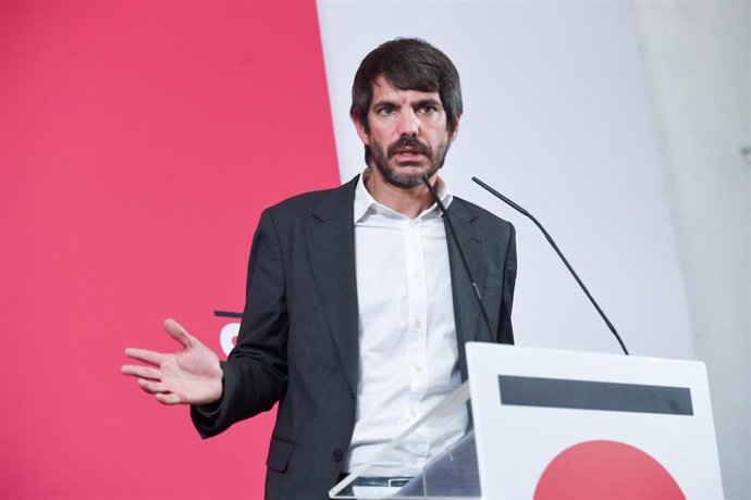 Archivo - El ministro de Cultura, Ernest Urtasun, durante una rueda de prensa de Sumar, en el Espacio Rastro, a 16 de junio de 2025, en Madrid (España).