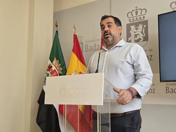 El concejal de Transporte Público, José Luis González, en rueda de prensa