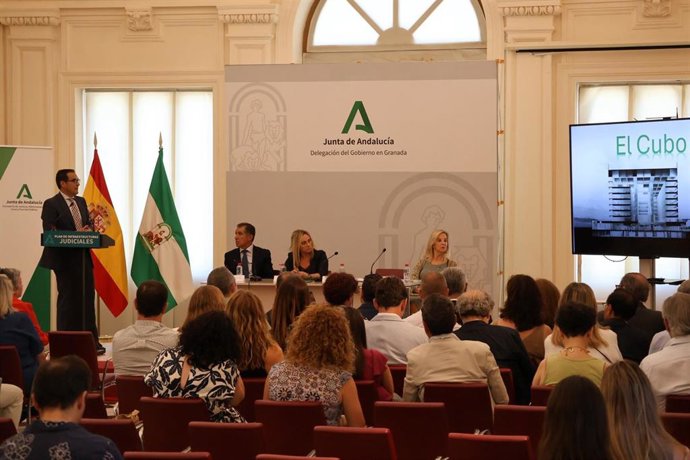 Presentación de la adjudicación de la redacción del proyecto de la Ciudad de la Justicia, con el consejero José Antonio Nieto, el presidente del TSJA, Lorenzo del Río, la alcaldesa de Granada, Marifrán Carazo, y la fiscal superior andaluza, Ana Tárrago