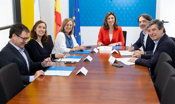 La conselleira de Medio Ambiente e Cambio Climático, Ángeles Vázquez, y la directora xeral de Calidade Ambiental e Sostibilidade, María José Echevarría, firma el convenio con Scraps.