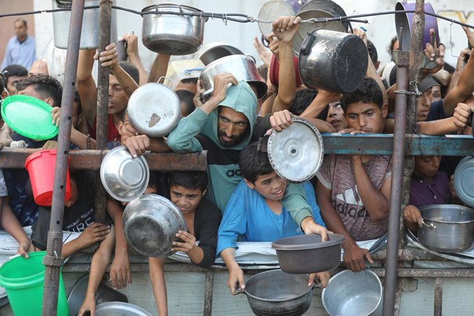 14 de julho de 2025, Cidade de Gaza, Faixa de Gaza, Território Palestino: Uma organização beneficente distribui refeições quentes para palestinos que enfrentam dificuldades de acesso a alimentos devido aos contínuos ataques de Israel à Faixa de Gaza, na C