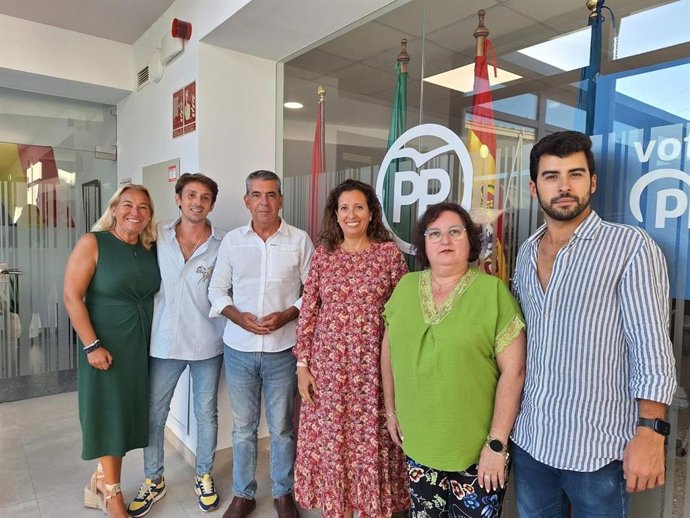 Los miembros del PP de Dos Hermanas en su sede