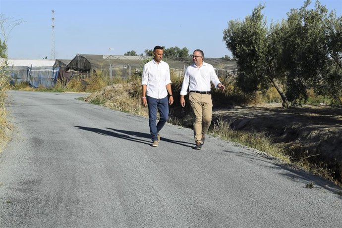 El alcalde de los Palacios y Villafranca, Juan Manuel Valle, junto al delegado municipal de Agricultura, Jesús Condán, visitan las obras de mejora. 