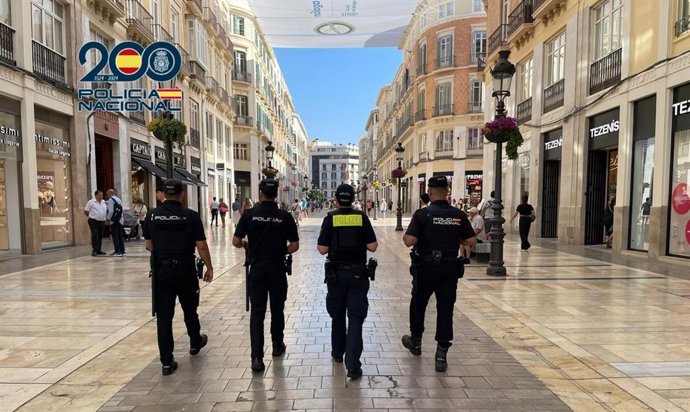 La Policía Nacional patrulla junto a una policía alemana por las calles de la ciudad de Málaga