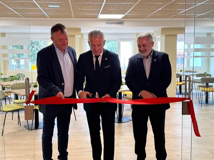 El Alcalde De Valle De Tobalina, Jesús Ángel López; El Delegado Del Gobierno, Nicanor Sen; Y El Subdelegado De Burgos, Pedro De La Fuente, Inauguran El Hostal.