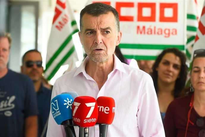 Archivo - El coordinador federal de Izquierda Unida, Antonio Maíllo, atiende a los medios de comunicación en Málaga. (Foto de archivo).