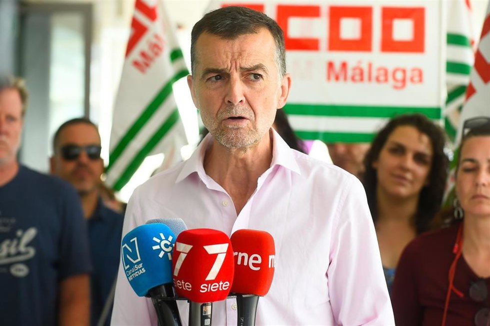 Archivo - El coordinador federal de Izquierda Unida, Antonio Maíllo, atiende a los medios de comunicación en Málaga. (Foto de archivo).
