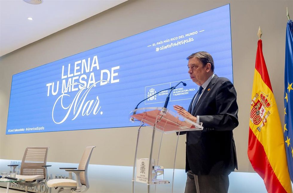 El ministro de Agricultura, Pesca y Alimentación, Luis Planas, clausura el acto de presentación de los convenios suscritos entre el ministerio y distintas organizaciones del sector pesquero para fomentar el consumo de pescado, mariscos y conservas, en e