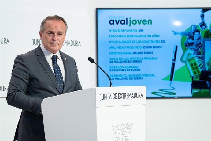 El consejero de Infraestructuras, Transporte y Vivienda, Manuel Martín Castizo, en rueda de prensa