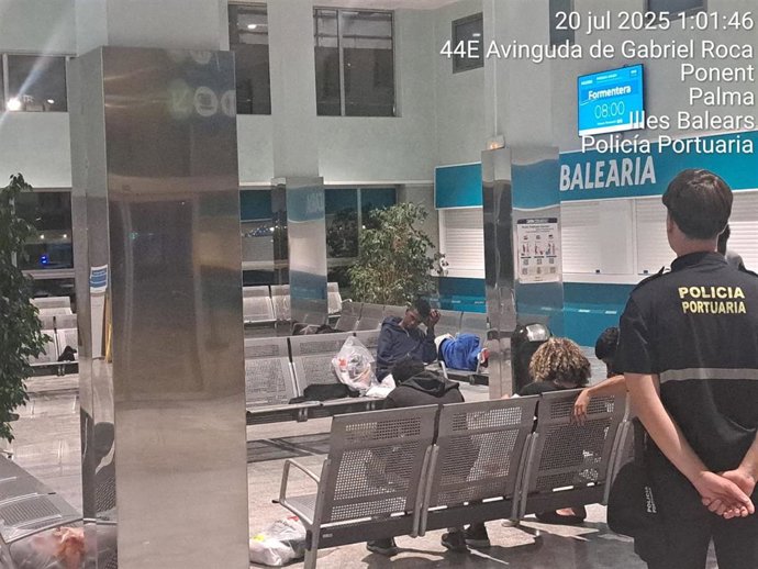 Migrantes pasan la noche en el interior de una de las estaciones del puerto de Palma.