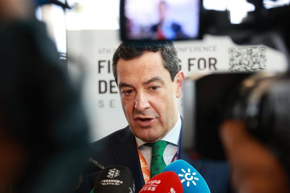 El presidente de la Junta de Andalucía, Juanma Moreno, en una atención a medios. (Foto de archivo).