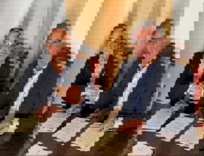 El rector de la Universidad de Almería, José Joaquín Céspedes, y el secretario de Estado de Memoria Democrática, Fernando Martínez, tras la firma del acuerdo para la creación de una cátedra de Memoria Democrática.