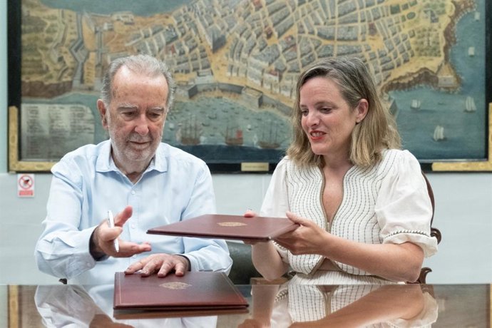La teniente de alcalde de Cultura, Maite González, en la firma del convenio para los grabados donados para el Museo de Las Cortes.