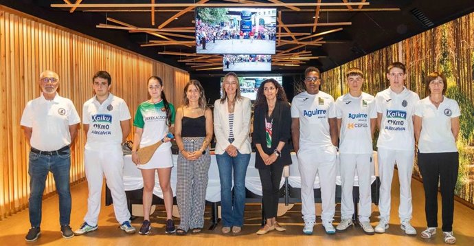 Algunos de los particpantes en el torneo junto a repsentantes institucionales.