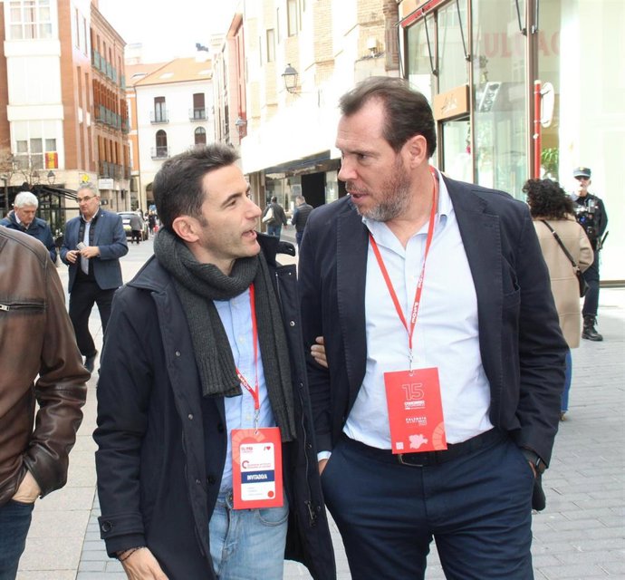 El secretario general del PSOE en Cantabria, Pedro Casares, y el ministro Óscar Puente