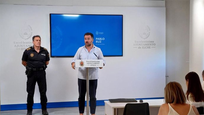 Rueda de prensa del alcalde de Elche (Alicante), Pablo Ruz (d), y el comisario principal de la Policía Local, César Zaragoza (i)