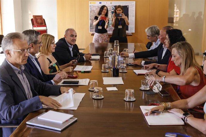 La delegada del Gobierno, Pilar Bernabé, se reúne, junto al comisionado especial para la reconstrucción y reparación de los daños provocados por la dana, José Mª Ángel, con Tino Calero, representante de UGT, Ana García de CCOO y Salvador Navarro de la CEV