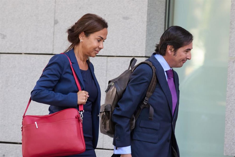 La ex presidenta de Adif Isabel Pardo de Vera (i) a su llegada a declarar como imputada por el caso Koldo en la Audiencia Nacional (AN).
