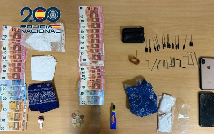 Dinero y otros efectos recuperados por la Policía.