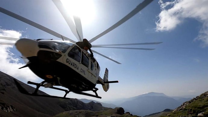 Archivo - Arquivo - Helicóptero da Guardia Civil nos Pirineus de Huesca.
