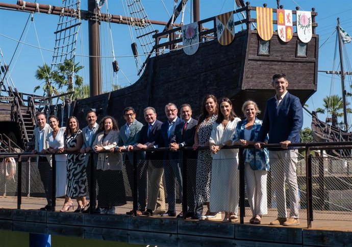 El presidente de la Diputación Provincial de Huelva, David Toscano, junto a su equipo de Gobierno, en el Muelle de las Carabelas.