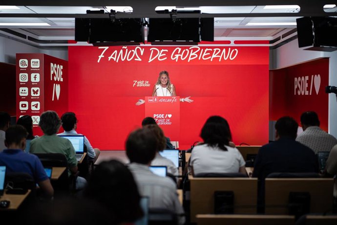 La portavoz del PSOE, Montse Mínguez, durante una rueda de prensa posterior a la reunión de la CEF-PSOE en la sede de Ferraz, a 7 de julio de 2025, en Madrid (España). 