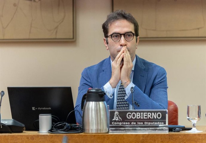 El ministro de Economía, Comercio y Empresa, Carlos Cuerpo, comparece ante la Comisión de Economía, Comercio y Transformación Digital, en el Congreso de los Diputados, a 21 de julio de 2025, en Madrid (España). Cuerpo ha informado sobre el Plan de Respues