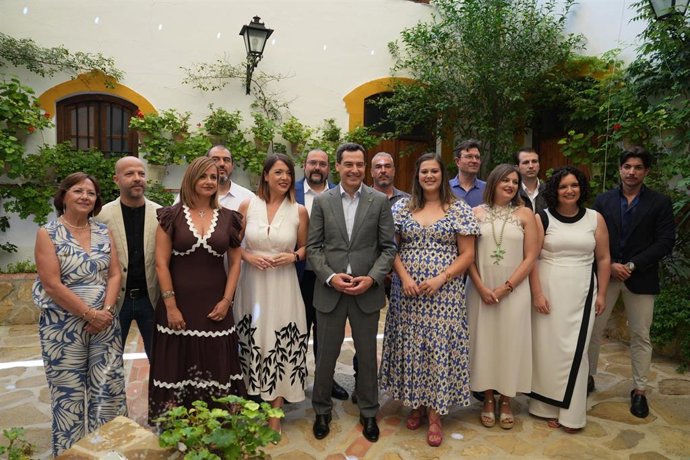 El presidente de la Junta de Andalucía, Juanma Moreno, ha mantenido este lunes un encuentro en el municipio jiennense de Martos con la Asociación Empresarial Marteña