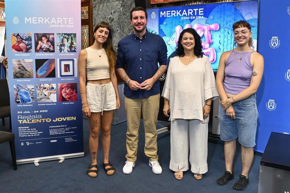 El consejero de Juventud y Fomación del Cabildo de Tenerife, Serafín Mesa (c), en la presentación de 'Merkarte Expo en Gira'
