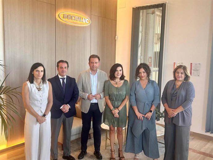 Aurelio Fernández y Rocío Blanco (centro), durante a la visita a Docriluc.