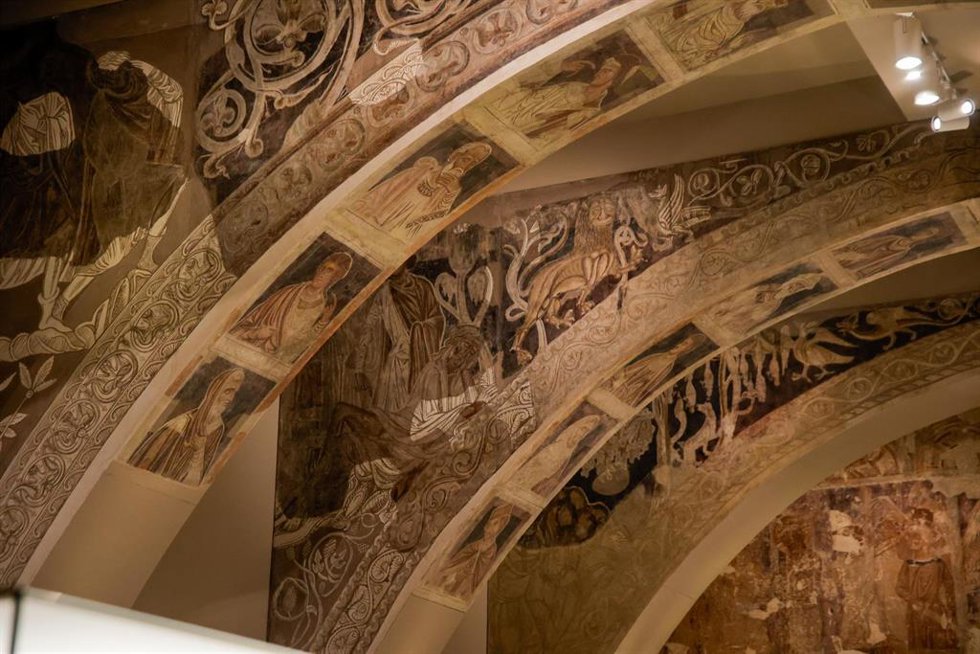 Archivo - Detalle de las pinturas murales del Monasterio de Sijena expuestas en el Museu Nacional dArt de Catalunya (MNAC), a 29 de mayo de 2025, en Barcelona