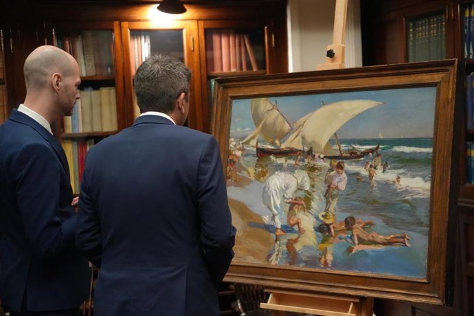 Archivo - Una obra de Joaquín Sorolla en la Hispanic Society of America, con el president de la Generalitat, Carlos Mazón, y el CEO de la Hispanic Society of America, Guillaume Kientz. ARCHIVO