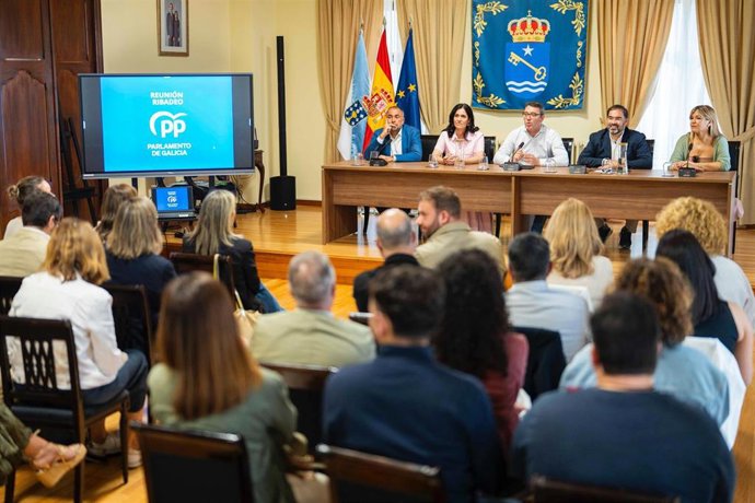 El portavoz del PPdeG en el Parlamento gallego, Alberto Pazos, la secretaria general, Paula Prado, y el alcalde de Ribadeo, Daniel Vega, en una visita del grupo parlamentario popular al municipio.