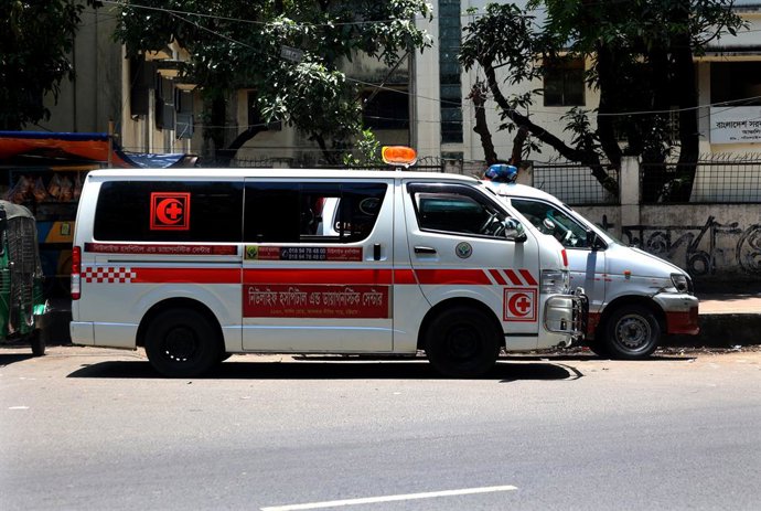 Archivo - July 24, 2023, Chittagong, Chittagong Medical College Hospi, Bangladesh: July 24, 2023. Chittagong, Bangladesh  : A line of private ambulances parked in front of the Chittagong Medical College Hospital in Bangladesh......Bangladesh Ambulance Mal