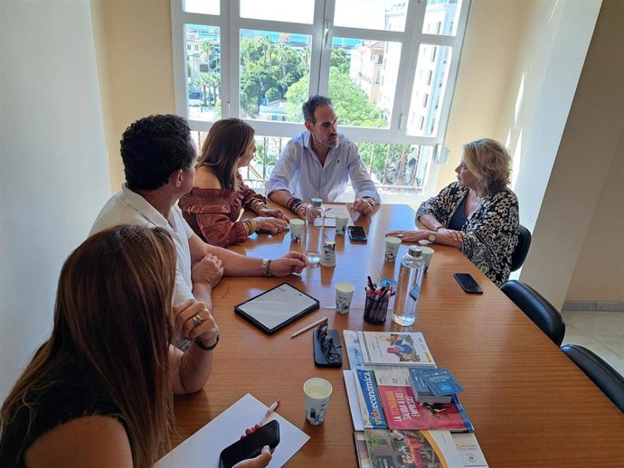 La delegada de Empleo, Empresa y Trabajo Autónomo de la Junta en Málaga, Carmen Sánchez Sierra, se reúne con el presidente de la Asociación de Hosteleros de Málaga (Mahos), Javier Frutos, para analizar la situación actual de la formación en el sector.