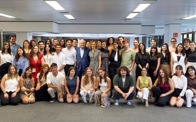 El presidente de la Fundación La Caixa, Isidro Fainé, se ha reunido con los becados de grado de la convocatoria de 2023.